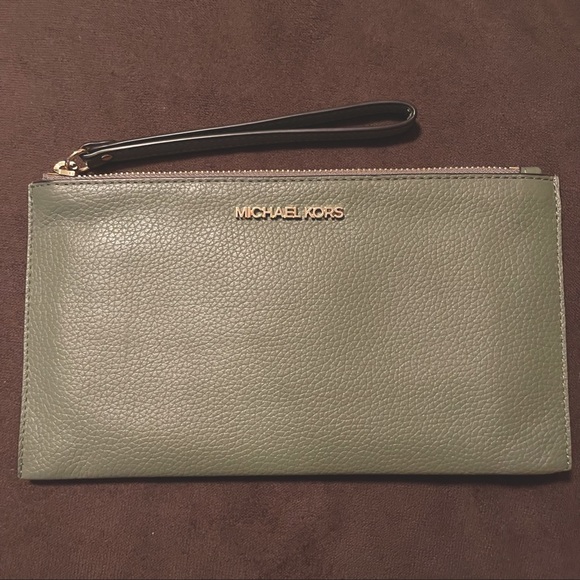 Michael Kors Handbags - 🔹Michael Kors Light Army Green Pebbled Leather Wristlet🔹